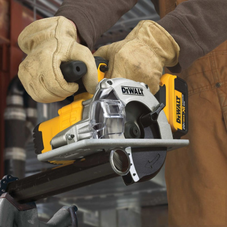 Циркулярная пила DeWalt DCS373N